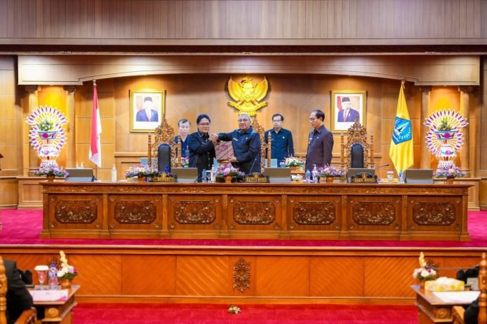 Bupati Nyoman Giri Prasta saat Rapat Paripurna DPRD Kabupaten Badung Tahun 2024 di Ruang Sidang Utama Kertha Gosana, Gedung DPRD Badung, Puspem Badung, Selasa (23/7).