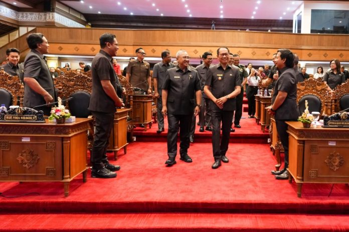 Wabup Suiasa menghadiri Rapat Paripurna, Penyampaian Jawaban Pemerintah Terhadap Pemandangan Umum Fraksi-Fraksi DPRD Kabupaten Badung di Ruang Sidang Utama Gosana, Gedung DPRD, Puspem Badung, Senin (15/7).