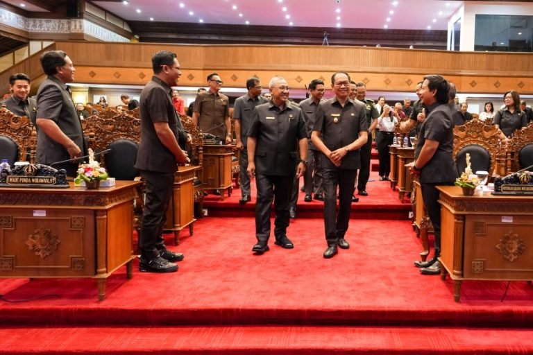 Wabup Suiasa menghadiri Rapat Paripurna, Penyampaian Jawaban Pemerintah Terhadap Pemandangan Umum Fraksi-Fraksi DPRD Kabupaten Badung di Ruang Sidang Utama Gosana, Gedung DPRD, Puspem Badung, Senin (15/7).