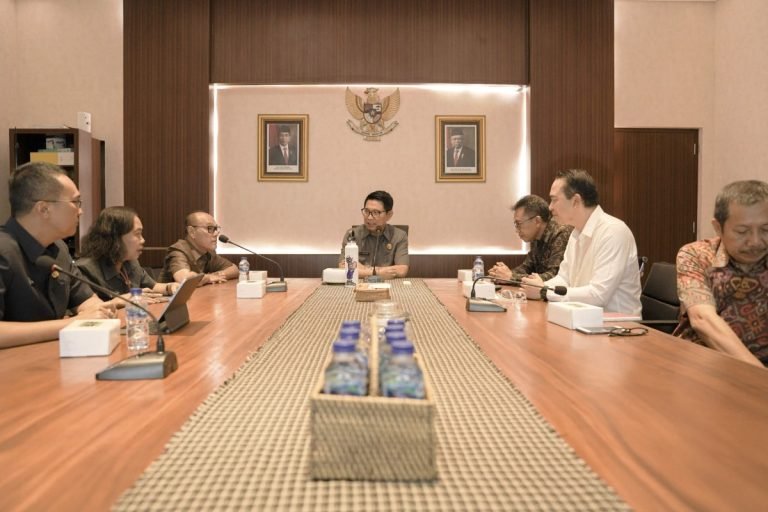 Sekda Adi Arnawa saat memimpin rapat pemaparan rencana pembangunan MRT di Ruang Rapat Sekda, Puspem Badung, Senin (15/7).