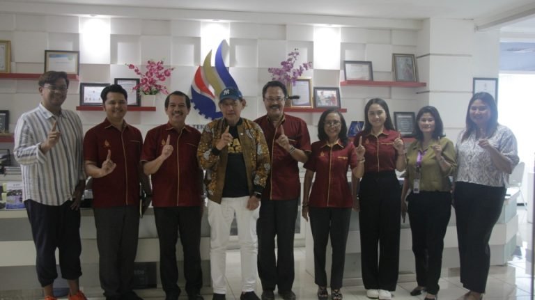 Rektor ITB STIKOM Bali Dr. Dadang Hermawan menerima kunjungan Chairman sekaligus pendiri MarkPlus Inc., Hermawan Kartajaya.