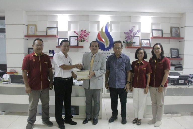 SMAN 1 Rendang Kecamatan Rendang, Kabupaten Karangasem, Bali ketiban rezeki "nomplok" saat menerima bantuan 158 buku dari ITB STIKOM Bali.