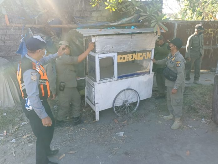 Satpol PP Kota Denpasar Tertibkan Pedagang Kaki Lima di Jalan Tukad Badung