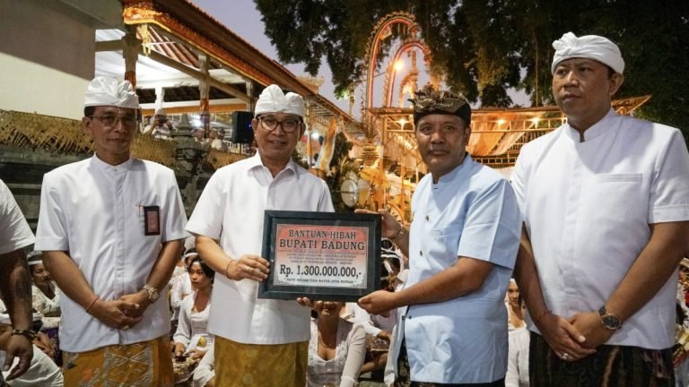 Sekda Badung menghadiri Karya Agung Mamungkah, Ngenteg Linggih di Pura Puseh Gunung Agung Sanggulan, Desa Adat Sobangan, Mengwi, Selasa 16 Juli 2024