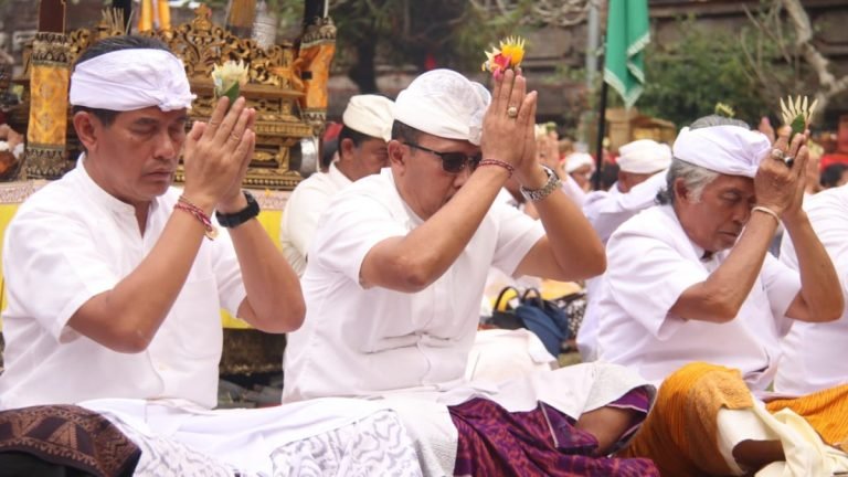 Sekda Buleleng Pimpin Persembahyangan di Pura Mandara Giri Semeru Agung