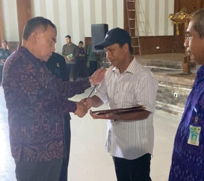 Tingkatkan Semangat Pelayanan Publik, Bupati Tamba Serahkan Santunan Korpri di Jembrana