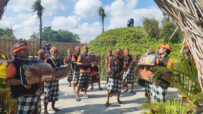 Tradisi Okokan Membuka Gemerlap Festival Suara Naunu 2024 di Pantai Nyanyi