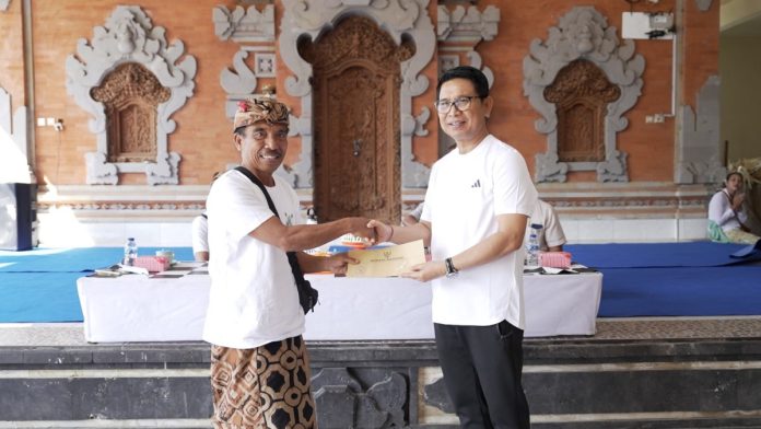 Sekda Badung I Wayan Adi Arnawa membuka Turnamen Ceki Banjar Adat Celuk Banjar Celuk Kapal dan Turnamen Ceki Sekaa Gong Mekar Sari Banjar Dauh Peken Penarungan, Minggu (21/7).