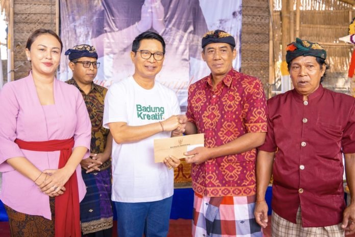 Sekda Badung I Wayan Adi Arnawa saat membuka Turnamen Ceki Remaja Pura Dalem Pancer (Repuder) Desa Blahkiuh, di Balai Serbaguna Pura Dalem Pancer, Br. Tengah, Blahkiuh, Minggu (14/7).
