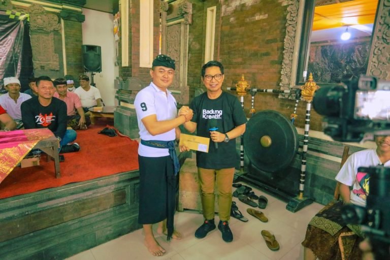 Sekda Adi Arnawa saat hadir di Turnamen Ceki ST. Santika Dharma Banjar Trijata Mambal, Abiansemal Badung, Minggu (28/7)