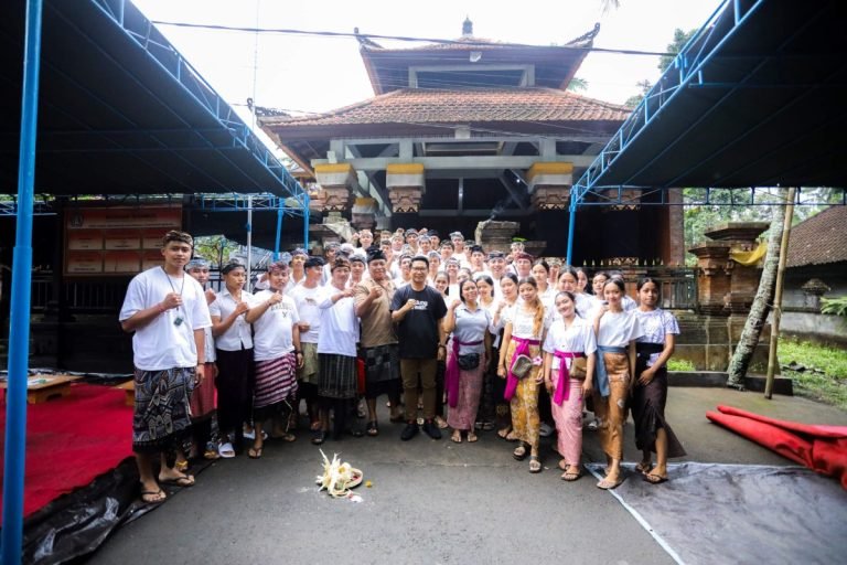 Sekda Wayan Adi Arnawa membuka Turnamen Ceki Seka Suka Duka Semeton Mambul Desa Taman, Abiansemal Badung, pada Minggu (28/7)