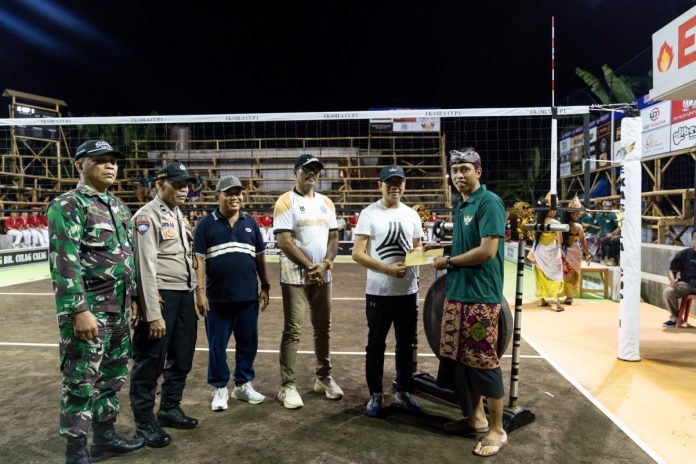 Wabup Ketut Suiasa menghadiri pembukaan Kejuaraan Bola Voli Ekasila Cup I di Lapangan Bola Voli Ekasila, Banjar Culag Calig, Desa Mengwitani, Mengwi, pada Kamis (25/7).