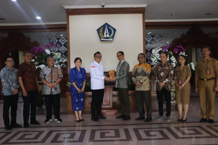 Wabup Ketut Suiasa menerima Kunjungan Kerja Bupati Morowali Utara Delis Julkarson Hehi beserta rombongan di Puspem Badung, Senin 22 Juli 2024.