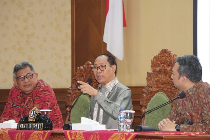 Wakil Bupati Badung I Ketut Suiasa saat acara Intervensi Serentak Penurunan Stunting di Ruang Kertha Gosana, Puspem Badung, Selasa 9 Juli 2024.