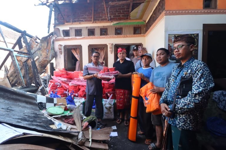 Wakil Bupati Jembrana Kunjungi Korban Kebakaran di Lingkungan Ketugtug