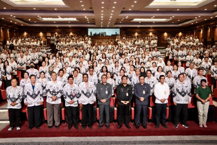 Walikota Denpasar, I Gusti Ngurah Jaya Negara, secara resmi membuka Seminar Transformasi Digital dengan Persatuan Guru Republik Indonesia