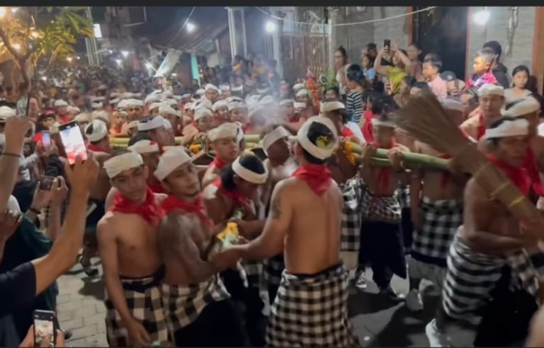 Warga Desa Pakraman Sudaji, Kecamatan Sawan, Kabupaten Buleleng, menggelar tradisi tahunan selamatan (Ngusabha) Pekakak