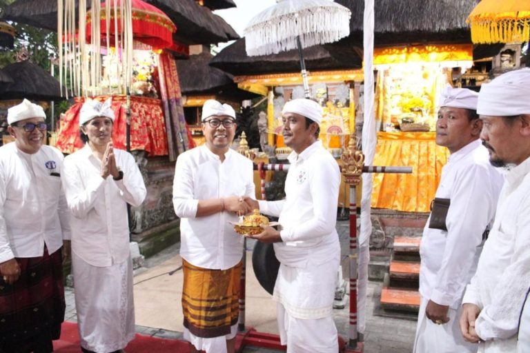 Wawali Arya Wibawa Hadiri Perayaan Hari Raya Saraswati di Merajan Agung Bhujangga Waisnawa