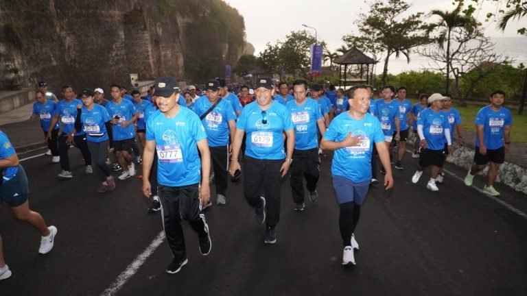 Pj Gubernur Bali Ajak Wisatawan Rasakan Keunikan Culture Run di Pantai Pandawa