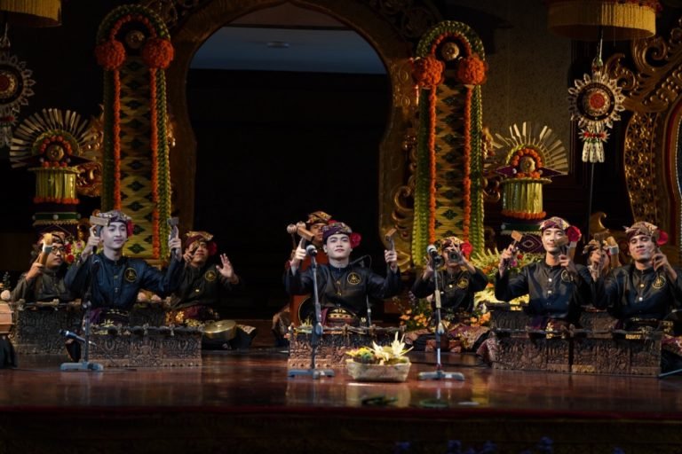 Sanggar Seni Bade Mas Duta Kabupaten Badung Suguhkan Pagelaran Gamelan Inovatif di PKB ke-46