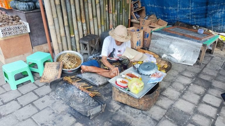 Menginspirasi, Kisah Pekak Renda Pedagang Sate Babi yang Masih Semangat Berjualan di Usia 80 Tahun