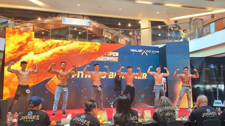 Peserta Indonesia Open Championship Body Contest saat menampilkan aksi terbaiknya.