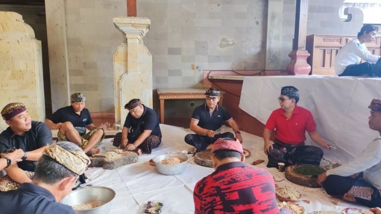 Politisi DPRD Bali Lestarikan Tradisi Mebat untuk Eratkan Persaudaraan