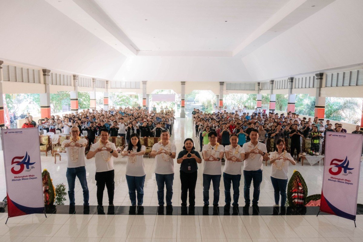 Manajemen Astra Motor bersama Kepala Sekolah SMA Negeri Bali Mandara, melakukan foto bersama dengan seluruh siswa-siswa SMA Negeri Bali Mandara pada kegiatan penanaman bibit pohon pada rangkaian acara HUT ke-54 Astra Motor, Singaraja (19/07/2024).