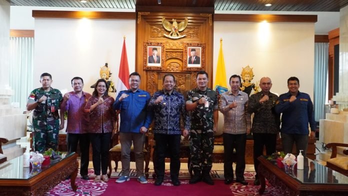 Penjabat (Pj) Gubernur Bali, Sang Made Mahendra Jaya saat audiensi dengan Komandan Landasan Udara I Gusti Ngurah Rai, Kolonel Pnb Agni Prayogo, S.E., beserta jajarannya di Jayasabha, Denpasar, pada Jumat, 19 Juli 2024.