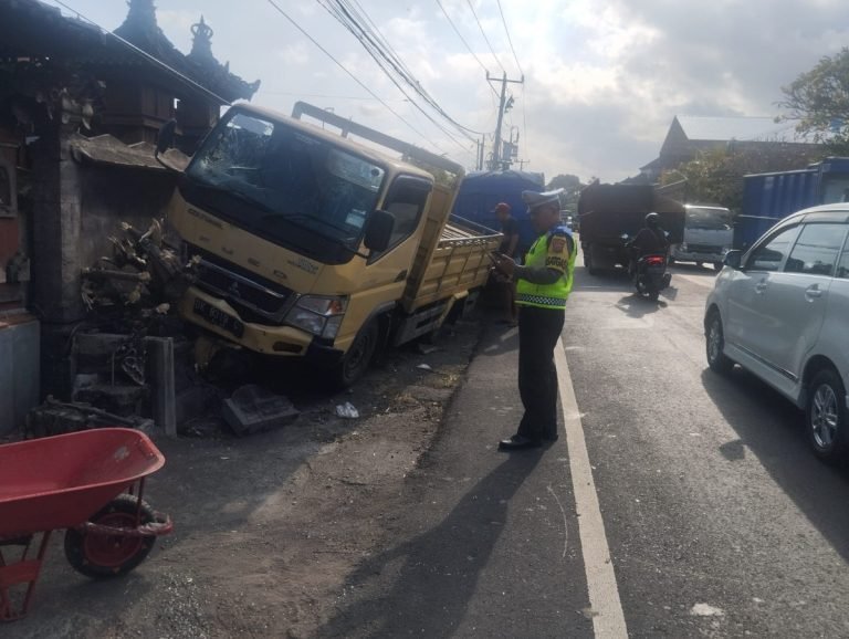 Truk Out of Control Tabrak Toyota Vios dan Pelinggih Indrablaka