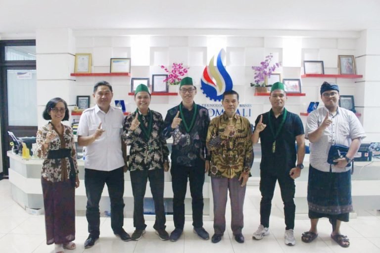 Pengurus HMI Cabang Denpasar foto bersama jajaran pejabat ITB STIKOM Bali