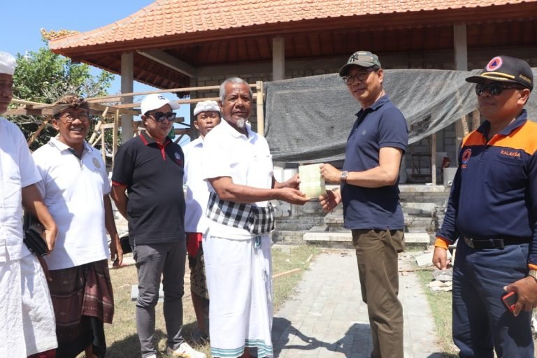 Wabup Suiasa Serahkan Fisik Bangunan Bantuan Pascabencana
