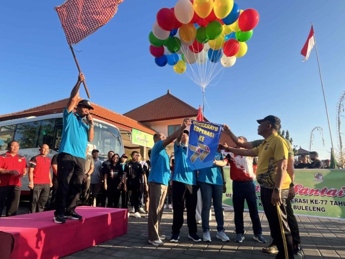 Penjabat (Pj) Bupati Buleleng, Ketut Lihadnyana saat melepas peserta jalan santai dalam rangka Hari Koperasi ke-77 tahun 2024 di Lapangan Ngurah Rai Singaraja, Jumat, 19 Juli 2024.