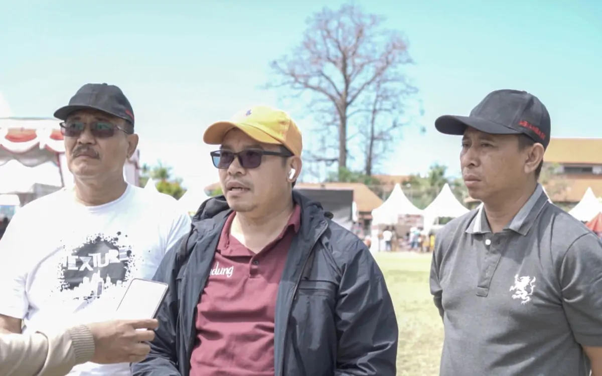 Lurah Abianbase, I Dewa Rai Wijaya (Tengah)