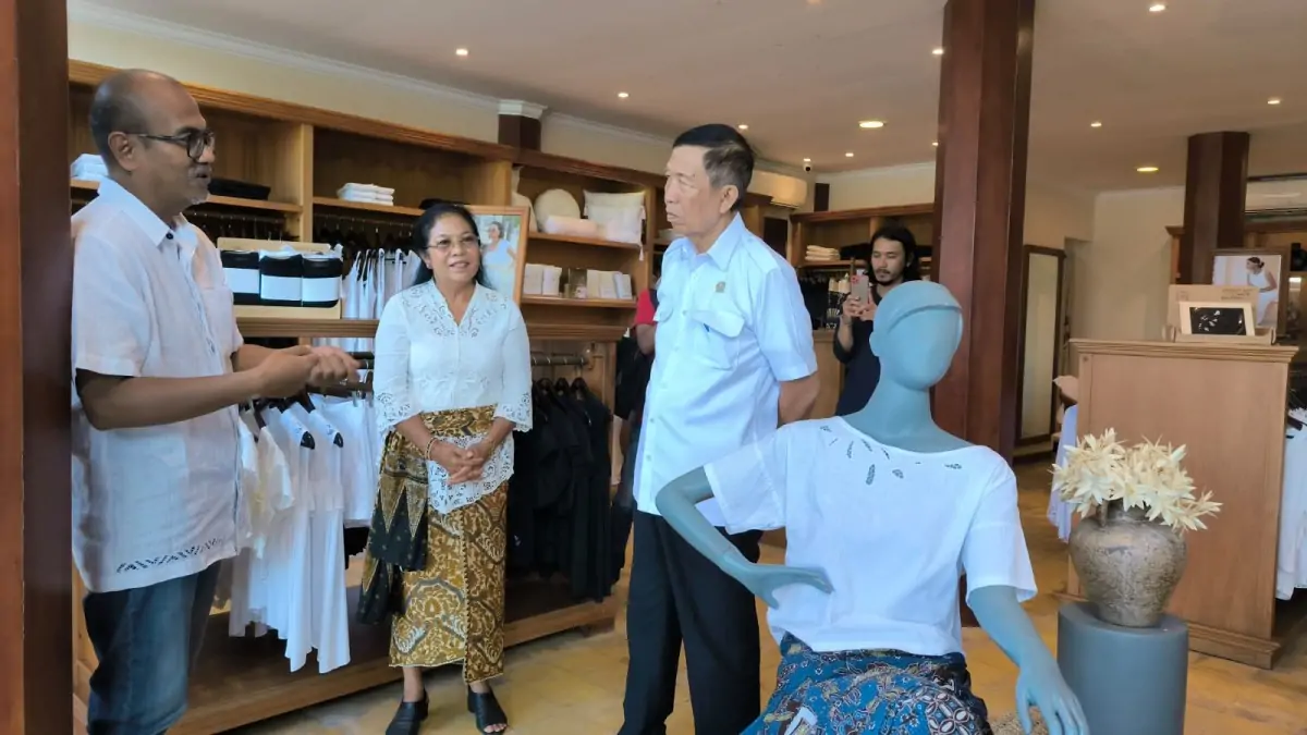 Anggota DPD Made Mangku Pastika saat mengadakan reses ke Uluwatu Handmade Balinese Lace di Denpasar.
