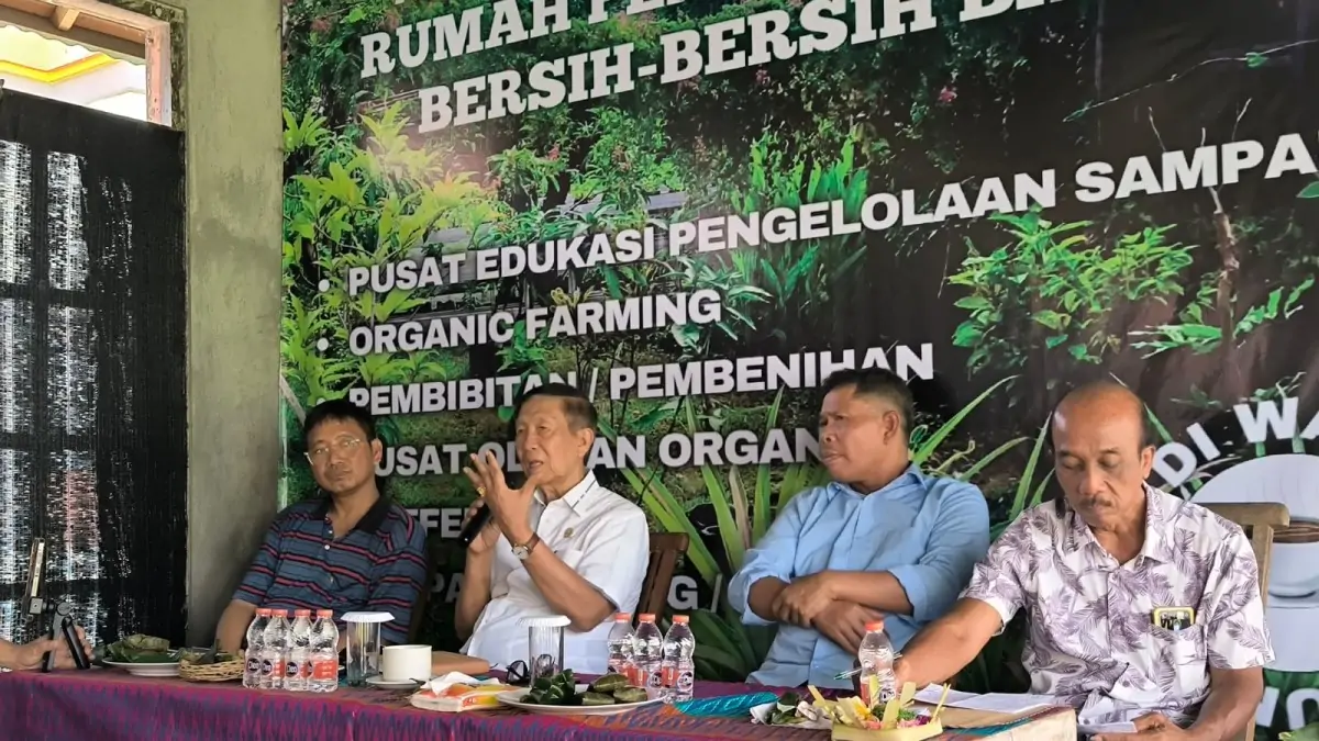 Anggota DPD RI Made Mangku Pastika bersama para peserta diskusi Merawat dan Meruwat Bali untuk Bali Lebih Baik di ALC, Denpasar, Sabtu, 3 Agustus 2024