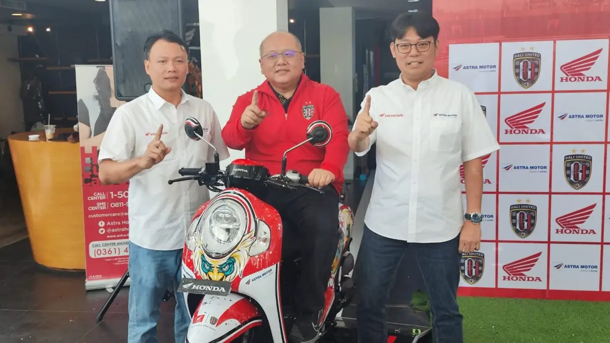 Robien Tony, Chief Executive Astra Motor (Paling Kanan), Yabes Tanuri, Chief Executive Officer Bali United (tengah) dan Region Head Astra Motor Bali Yohanes Kurniawan seusai konferensi pers, Minggu 11 Agustus 2024.