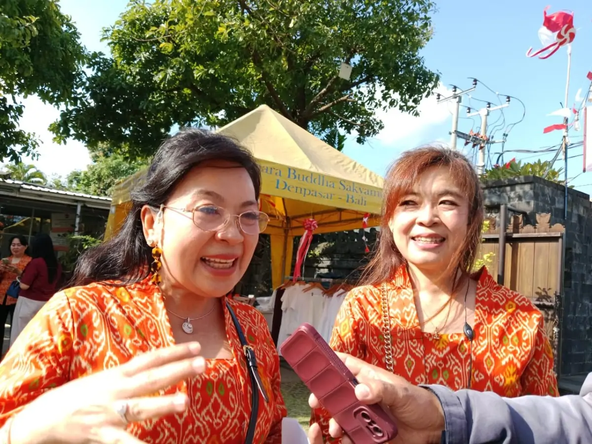 Ketua Umum PP FIB Bali, Seriyanti (kiri), Ketua Panitia Bazaar FIB 2024, Sri Hartati (kanan) saat wawancara di hadapan awak media, yang dilaksanakan di Vihara Buddha Sakyamuni, pada Jumat, (16/8).