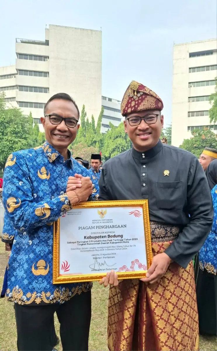 Wakil Menteri Pertanian Sudaryono menyerahkan Penghargaan Produktivitas Padi Tertinggi Nasional kepada Kadis Pertanian dan Pangan Kabupaten Badung di Kantor Kementerian Pertanian serangkaian peringatan HUT Kemerdekaan ke 79 tahun 2024.