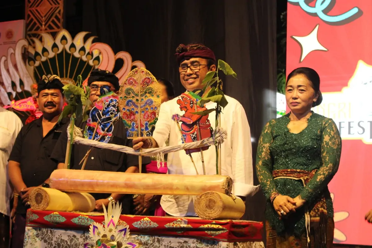 Walikota Denpasar, I Gusti Ngurah Jaya Negara pada Minggu (8/9) malam, resmi menutup Dangri Kangin Festival ke-7 Tahun 2024 ditandai dengan mencabut Kayonan