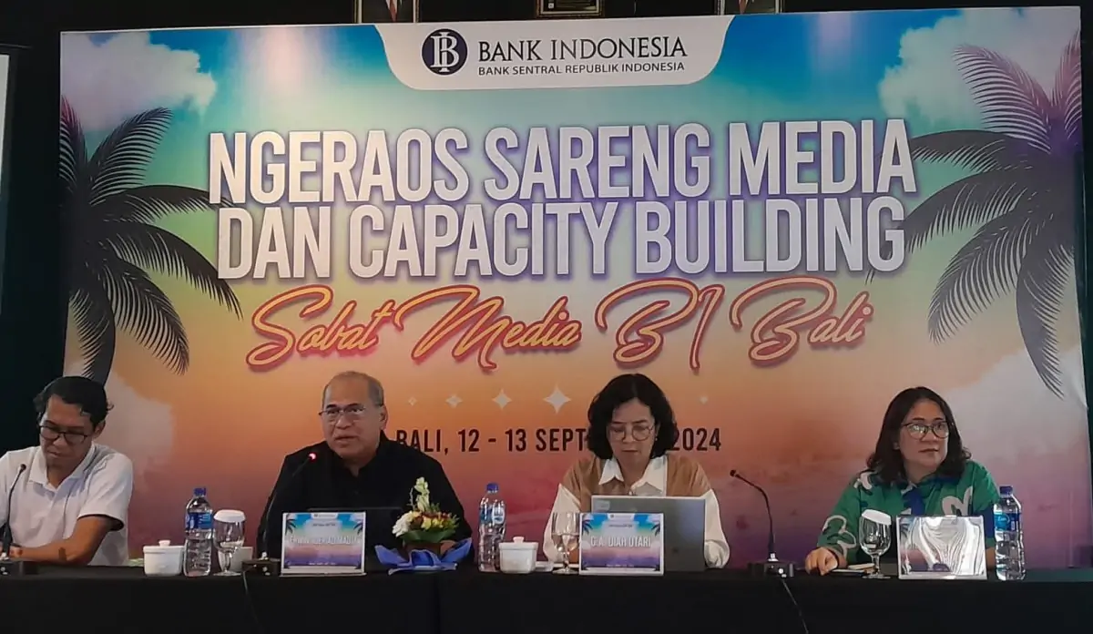 Pemaparan materi perkembangan ekonomi Bali dipimpin Kepala BI Bali Erwin Soeriadimadja pada acara Ngeraos Sareng Media dan Capacity Building Hb di Nusa Lembongan Klungkung.