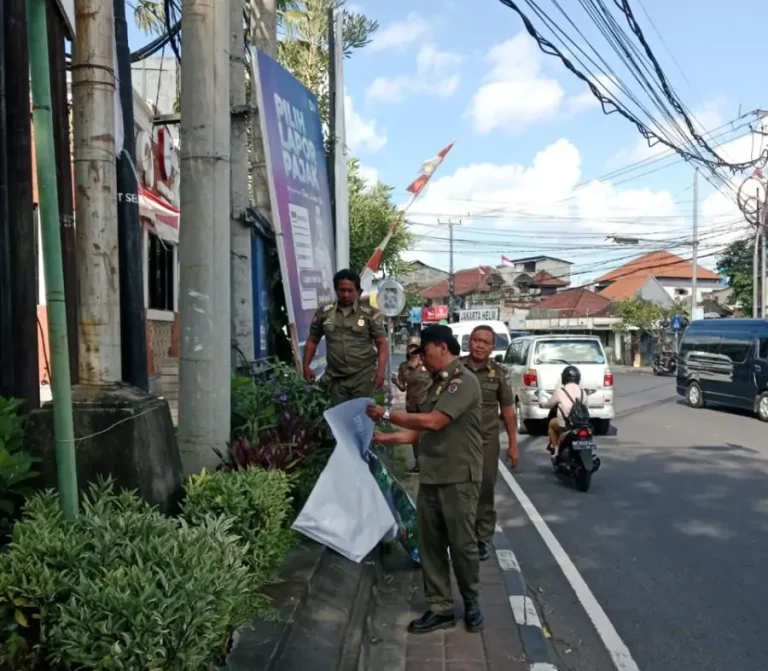 Satpol PP Denpasar Lakukan Penertiban Baliho dan Spanduk untuk Jaga Kebersihan Kota