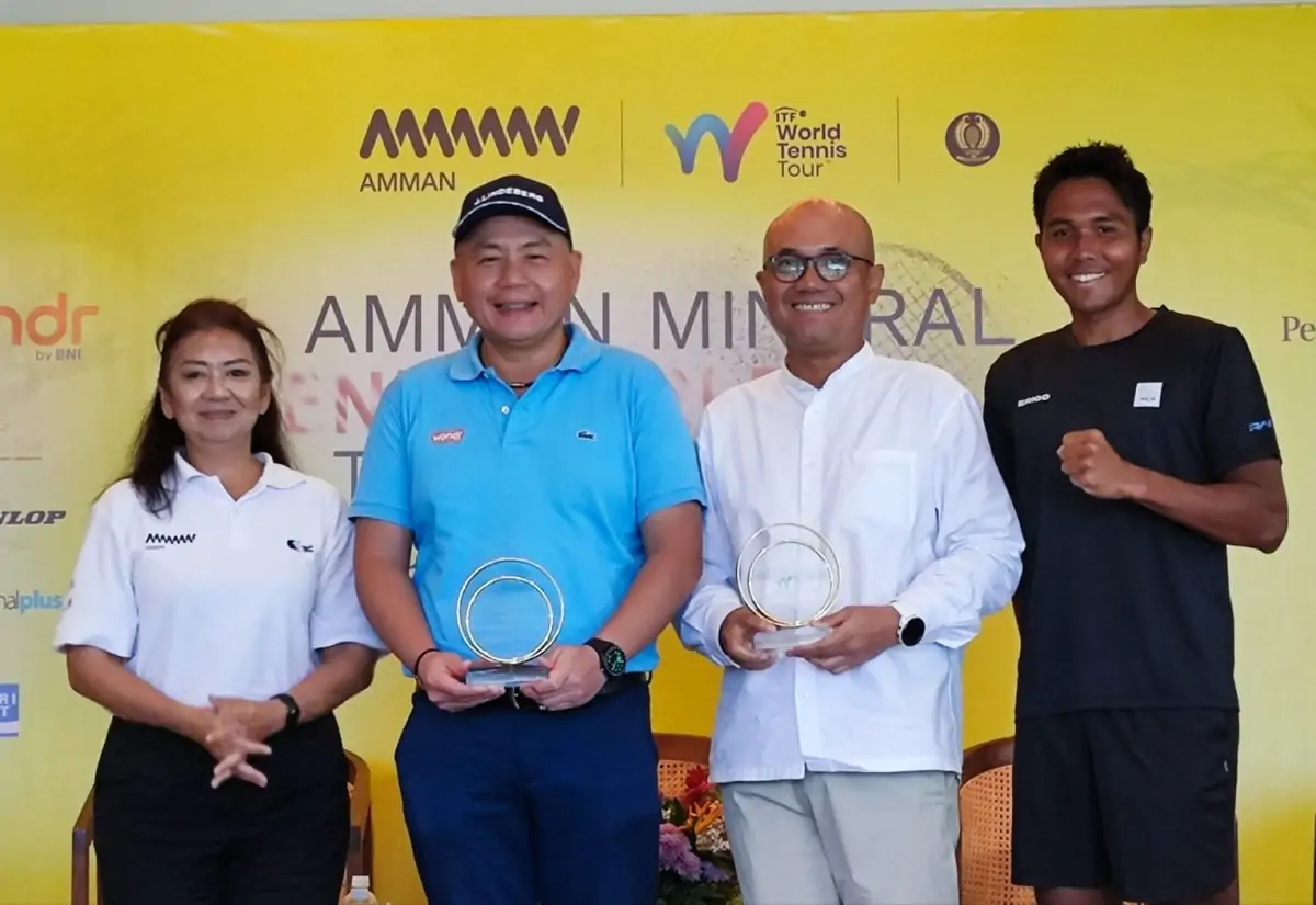 Lani Sardadi, Direktur Turnamen Amman Mineral Men's World Tennis Championship 2024 (paling kiri) seusai penyerahan piagam penghargaan kepada pihak sponsor. 