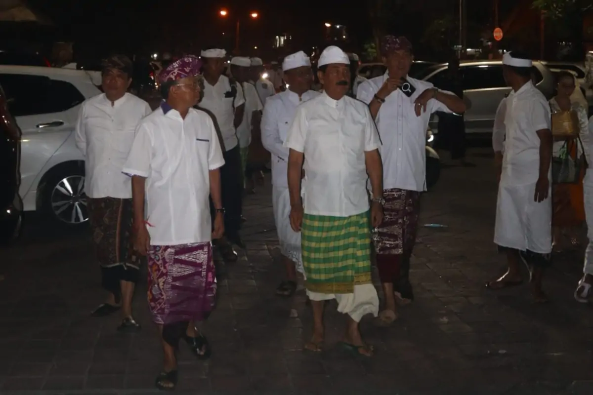 Calon Gubernur Bali nomor urut 2, Wayan Koster, dari pasangan Koster-Giri, melakukan kunjungan ke Puri Ageng Mengwi