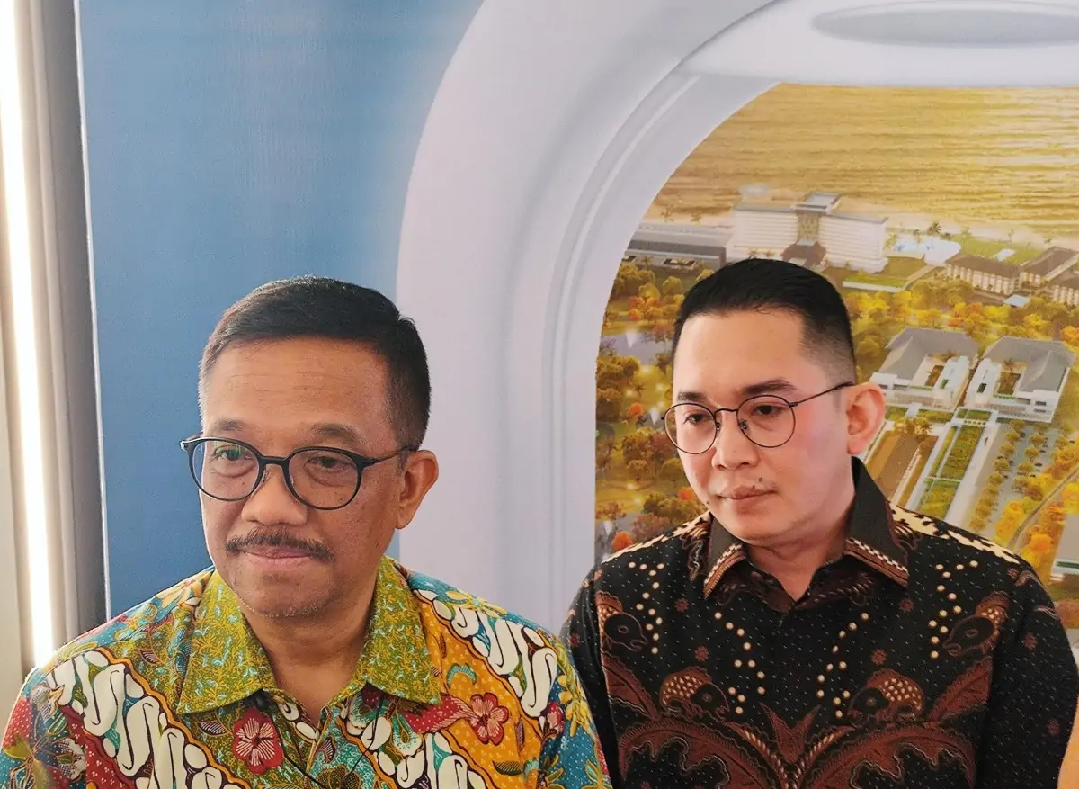 Direktur Niaga Garuda Indonesia, Ade R. Susardi saat diwawancara seusai penandatanganan Nota Kesepahaman (MoU)