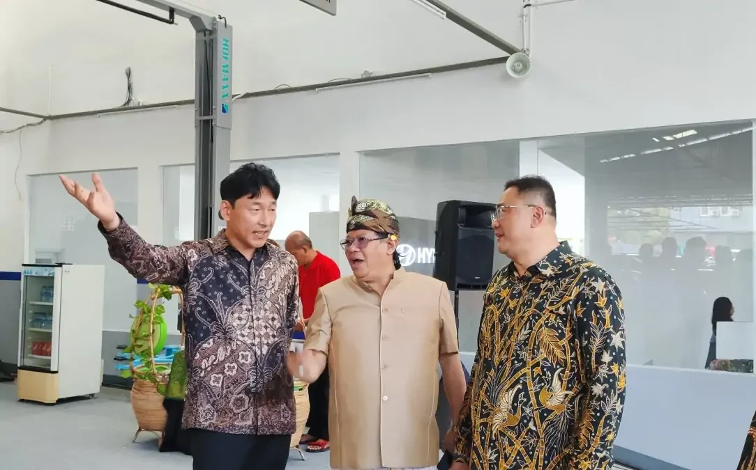 Chairman Hyundai Gianyar, Erwin Djajadiputra, dan President Director PT Hyundai Motors Indonesia, Ju Hun Lee seusai grandopening pada Jumat, 22 November 2024. 