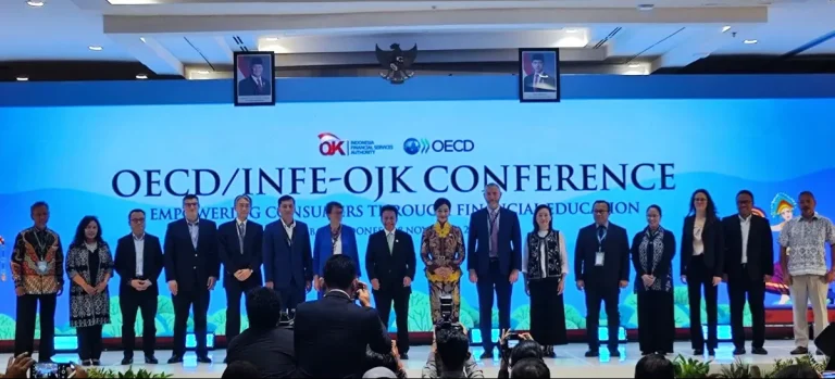 Otoritas Jasa Keuangan (OJK) menggelar seminar dengan tema OECDINFE – OJK Conference Empowering Consumers Through Financial Education.