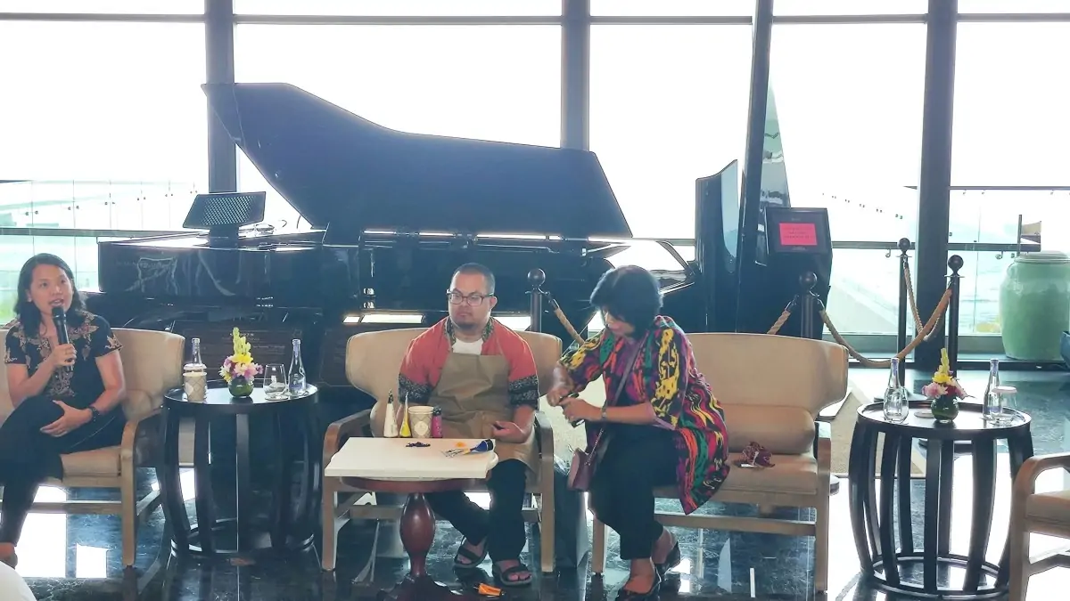 Diego Berel bersama sang Ibunda Sandra saat melukis di The Apurva Kempinski Bali