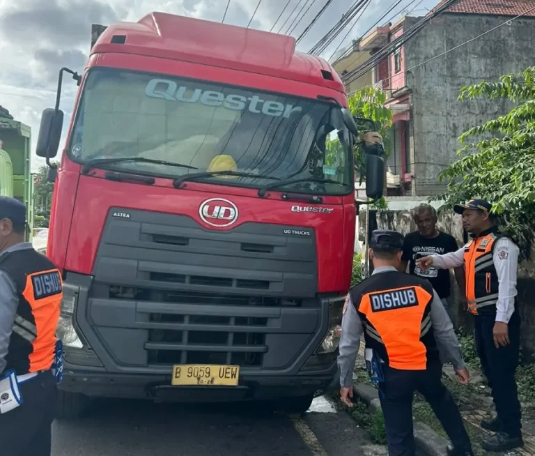 Dishub Kota Denpasar melaksanakan kegiatan pengawasan dan pengendalian kebijakan lalu lintas dan angkutan jalan di ruas Jalan Mahendradata