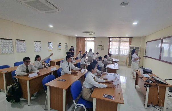 Siswa yang sedang mengikuti kelas di ‘DF Korean Center’